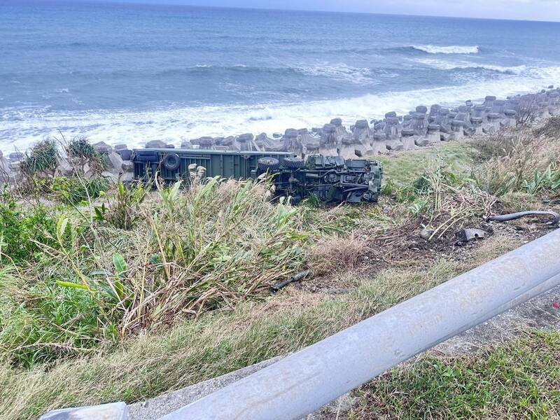 省道台11線台東長濱路段，28日下午15時傳出疑似載運愛國者飛彈發射器的軍用卡車不明原因失控翻落邊坡。 圖：民眾提供
