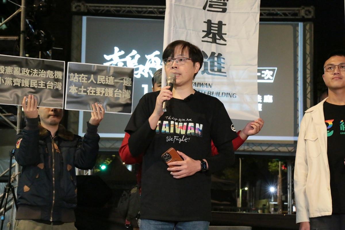 台灣基進等本土在野小黨，28日晚間集結在立法院外，邀請大眾一同拒絕藍白毀憲亂政。圖為台灣基進黨主席王興煥發表談話。 圖：台灣基進黨提供
