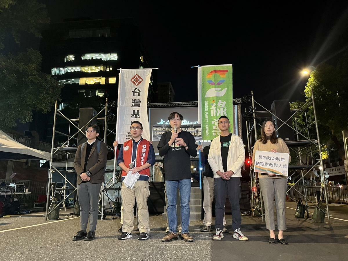 小民歐巴桑參政聯盟、台灣基進、台灣綠黨、社會民主黨及時代力量等本土在野小黨，28日晚間集結在立法院外，邀請大眾一同拒絕藍白毀憲亂政。 圖：台灣基進黨提供（資料照）