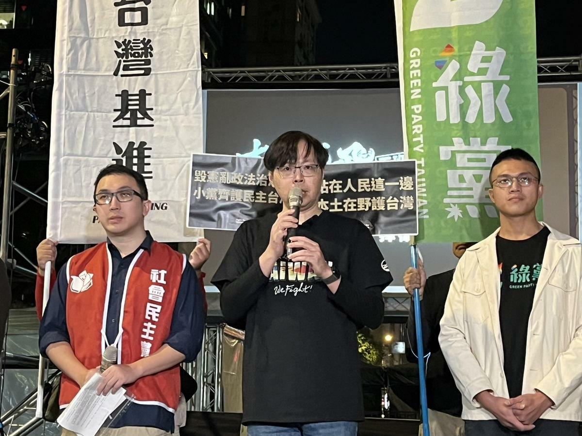 台灣基進等本土在野小黨，28日晚間集結在立法院外，邀請大眾一同拒絕藍白毀憲亂政。圖為台灣基進黨主席王興煥發表談話。 圖：台灣基進黨提供
