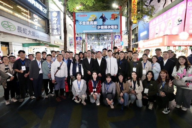 中國大學師生赴台訪問團第二天晚間來到台北西門町。 圖：馬英九文教基金會提供
