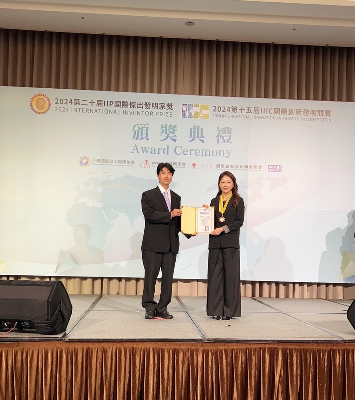 台中市沛美生醫董事長廖曼華榮獲「國際傑出發明家發明國光獎章」。  圖：沛美生醫/提供