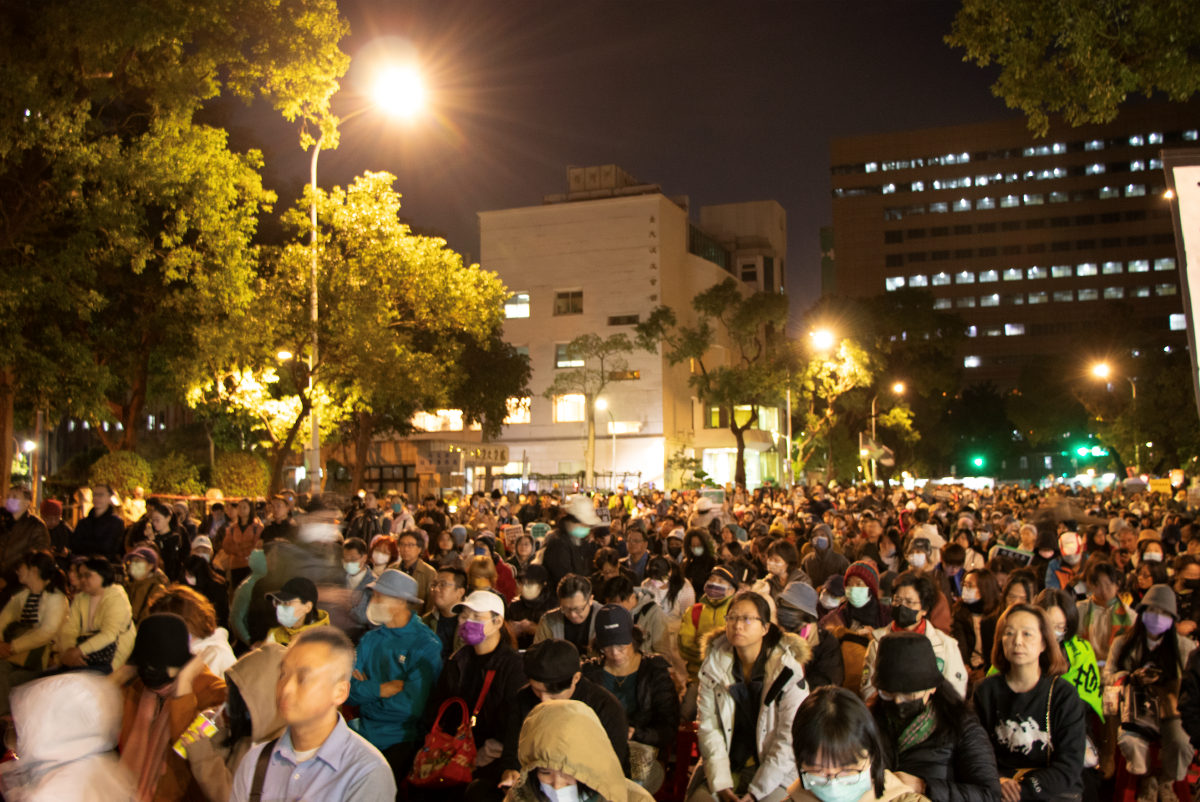 民團號召2千多人， 不畏天寒聚立院外抗議   反對藍白突襲闖關修憲訴法、選罷法    。 圖：經民連提供