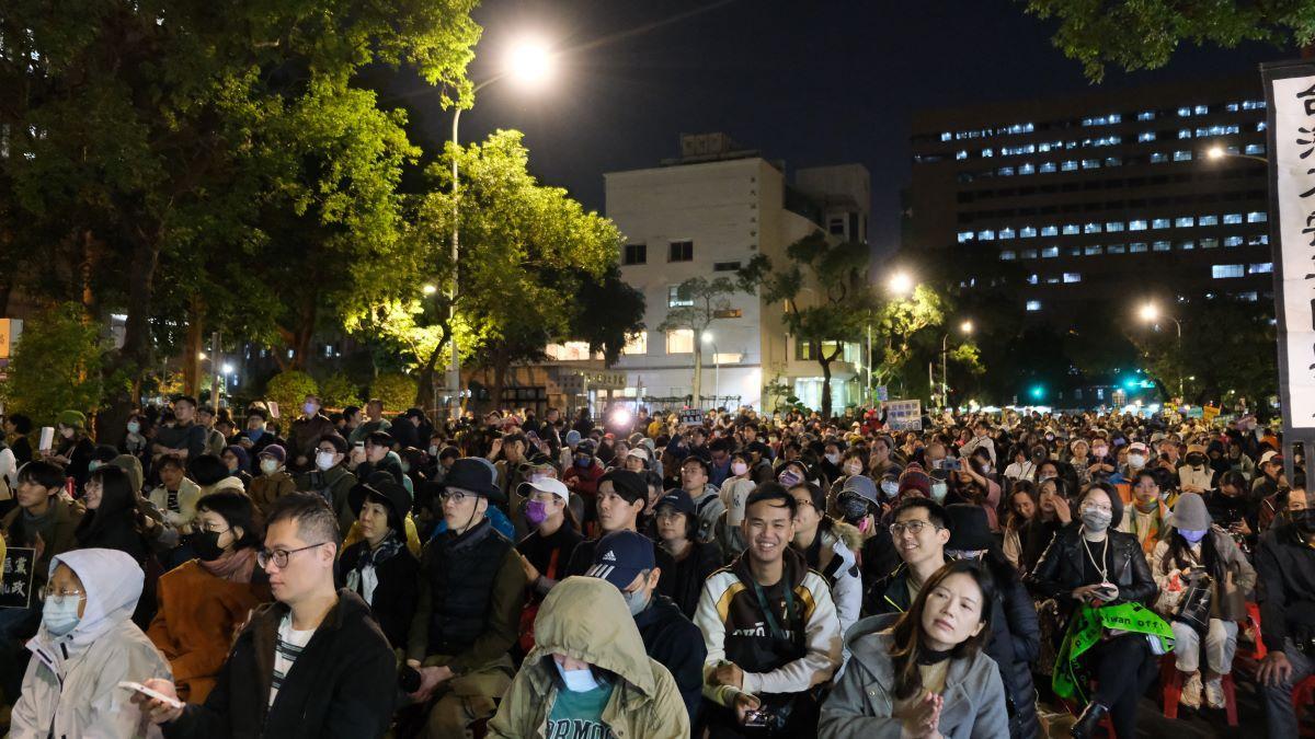 民團號召2千多人， 不畏天寒聚立院外抗議   反對藍白突襲闖關修憲訴法、選罷法    。 圖：經民連提供