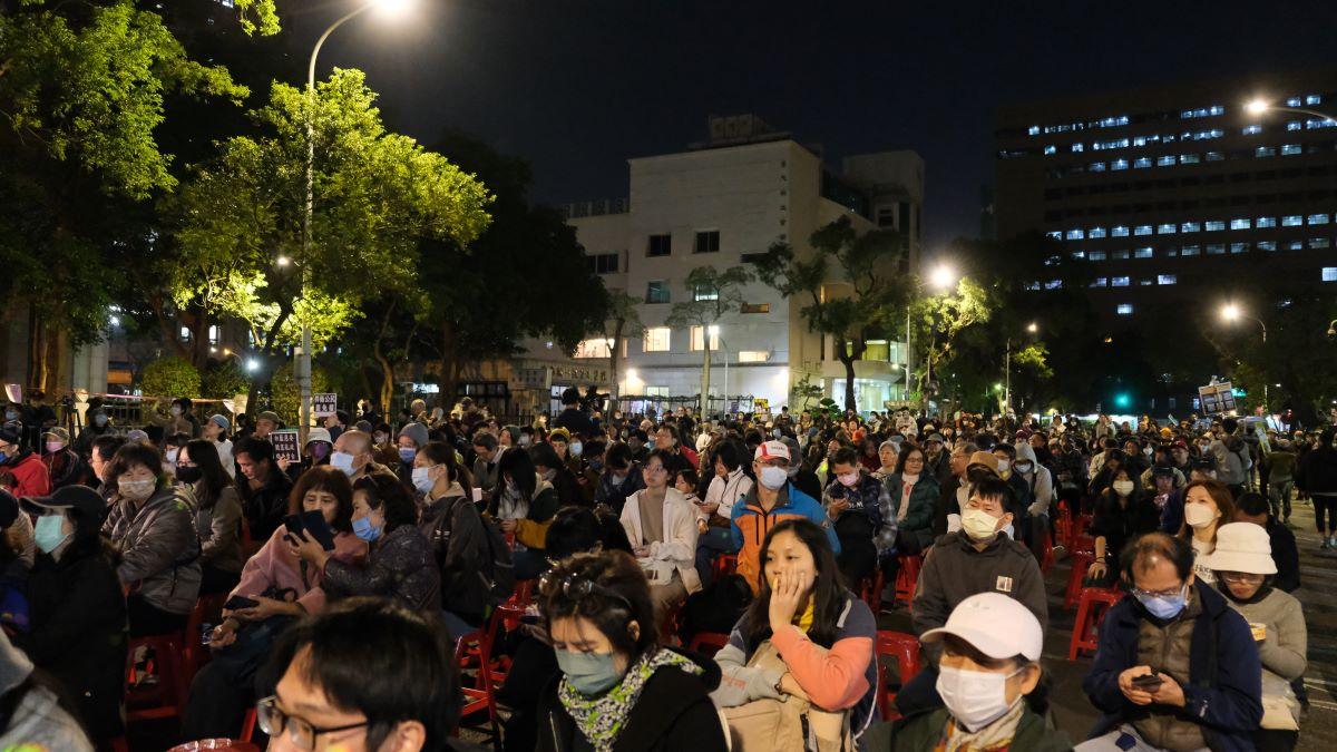 民團號召2千多人， 不畏天寒聚立院外抗議   反對藍白突襲闖關修憲訴法、選罷法    。 圖：經民連提供