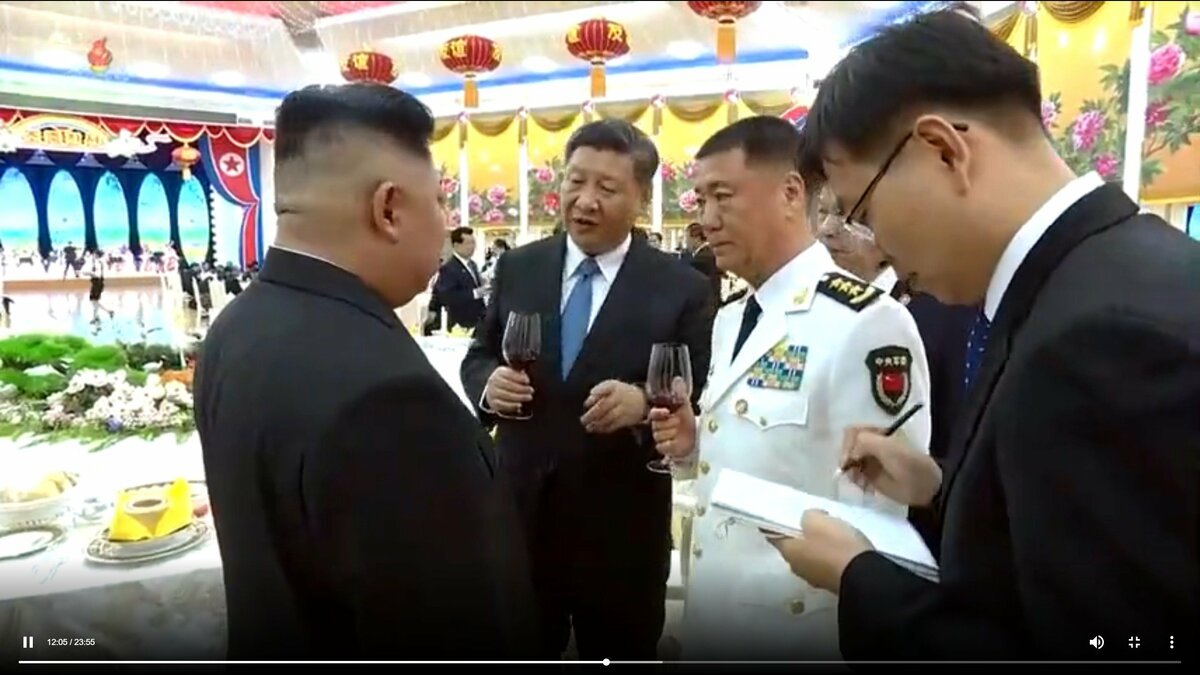 近期中國國內傳出習近平「一手帶大」的海軍上將苗華(右二)遭到逮捕的消息，網友認為苗華過往提拔的將領也可能心此受到牽連。 圖：翻攝自 @__Inty__ X 帳號