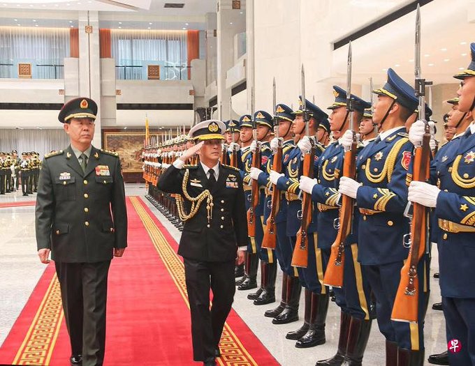 新加坡武裝部隊總長、海軍中將孟耀誠於 24 至 27 日拜訪中國，但中國方面並沒有指派同為海軍出身的國防部長董軍進行接待，反而選擇聯合參謀部參謀長劉振立上將進行接待。網友認為，這可以視為中國官方已經「間接證實」董軍出事的證據。 圖：翻攝自 @cskun1989 X 帳號