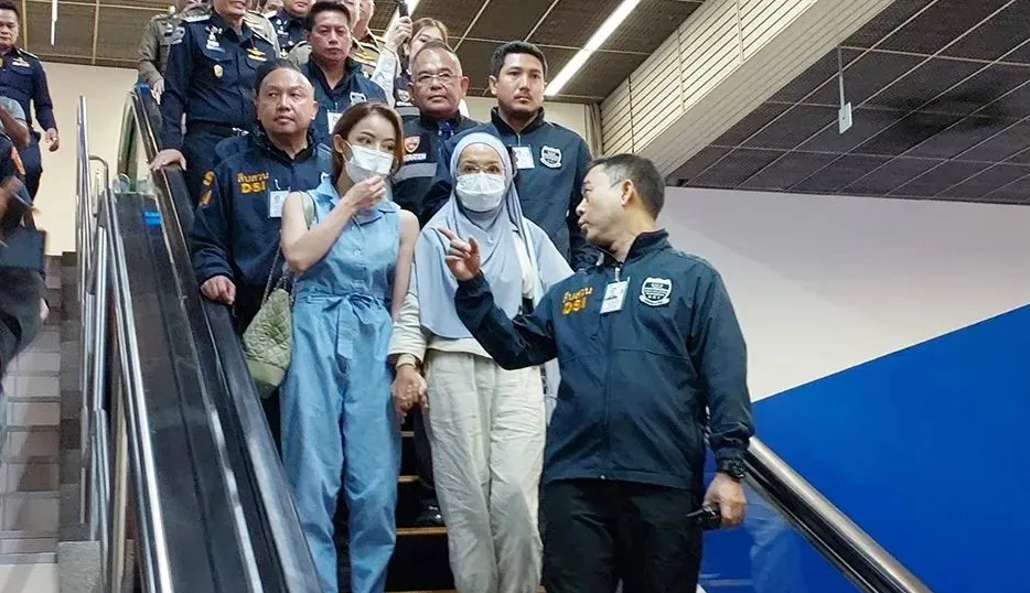 納塔蒙及其母親被押回泰國。 圖:翻攝自騰訊網