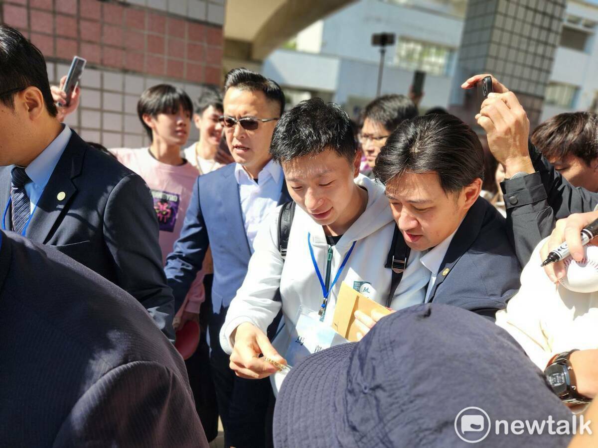 奧運桌球金牌選手馬龍展現高人氣，所到之處都有許多粉絲爭睹。 圖：黃建豪/攝