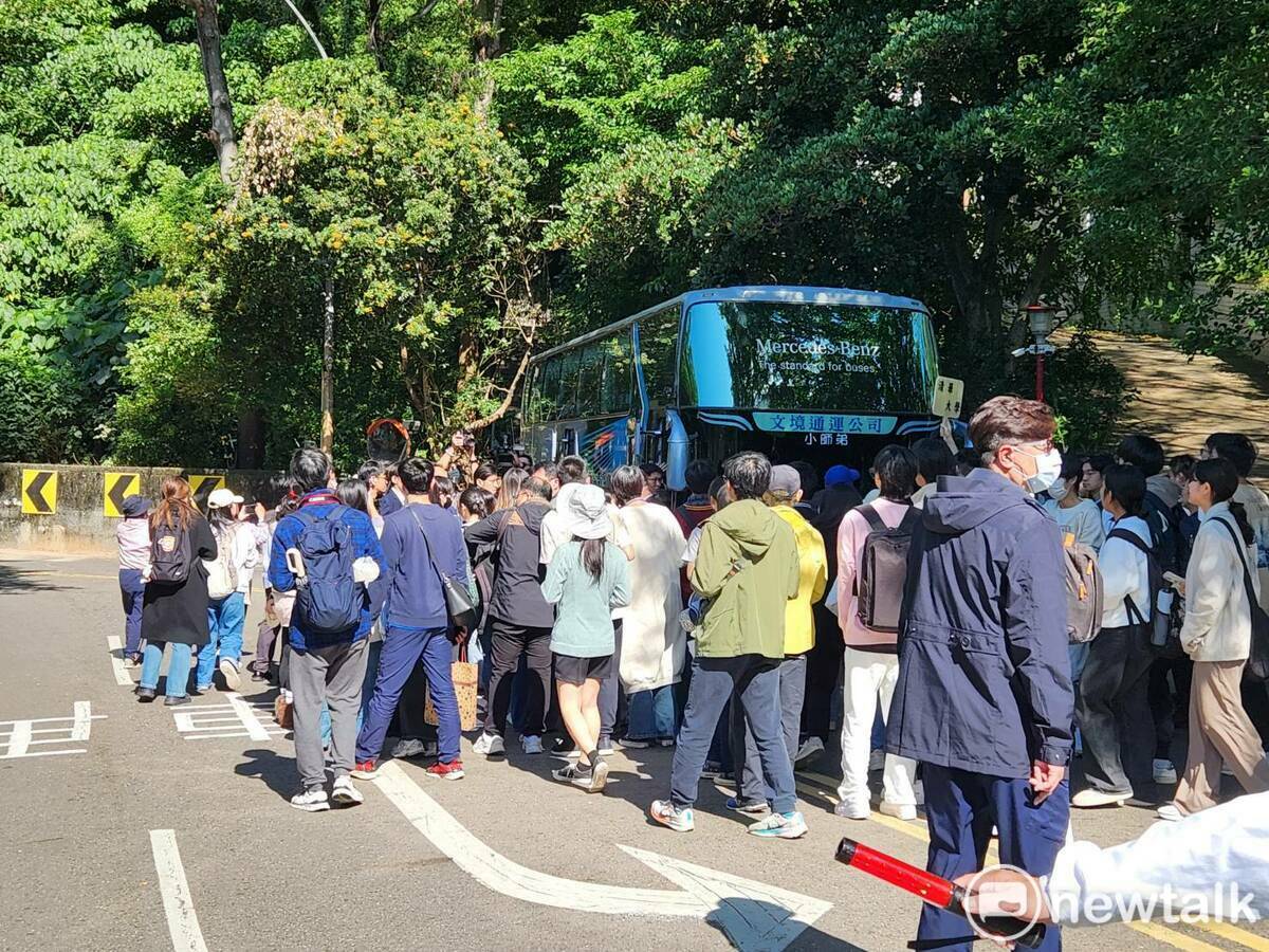 馬龍與陸生團要離開前，粉絲仍一路追到遊覽車旁。 圖：黃建豪/攝