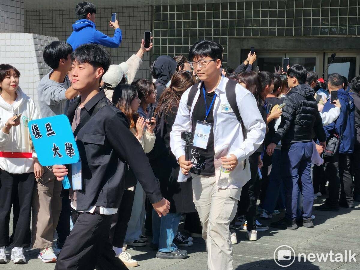 陸生團學生離開時，現場民眾熱情道別。 圖：黃建豪/攝
