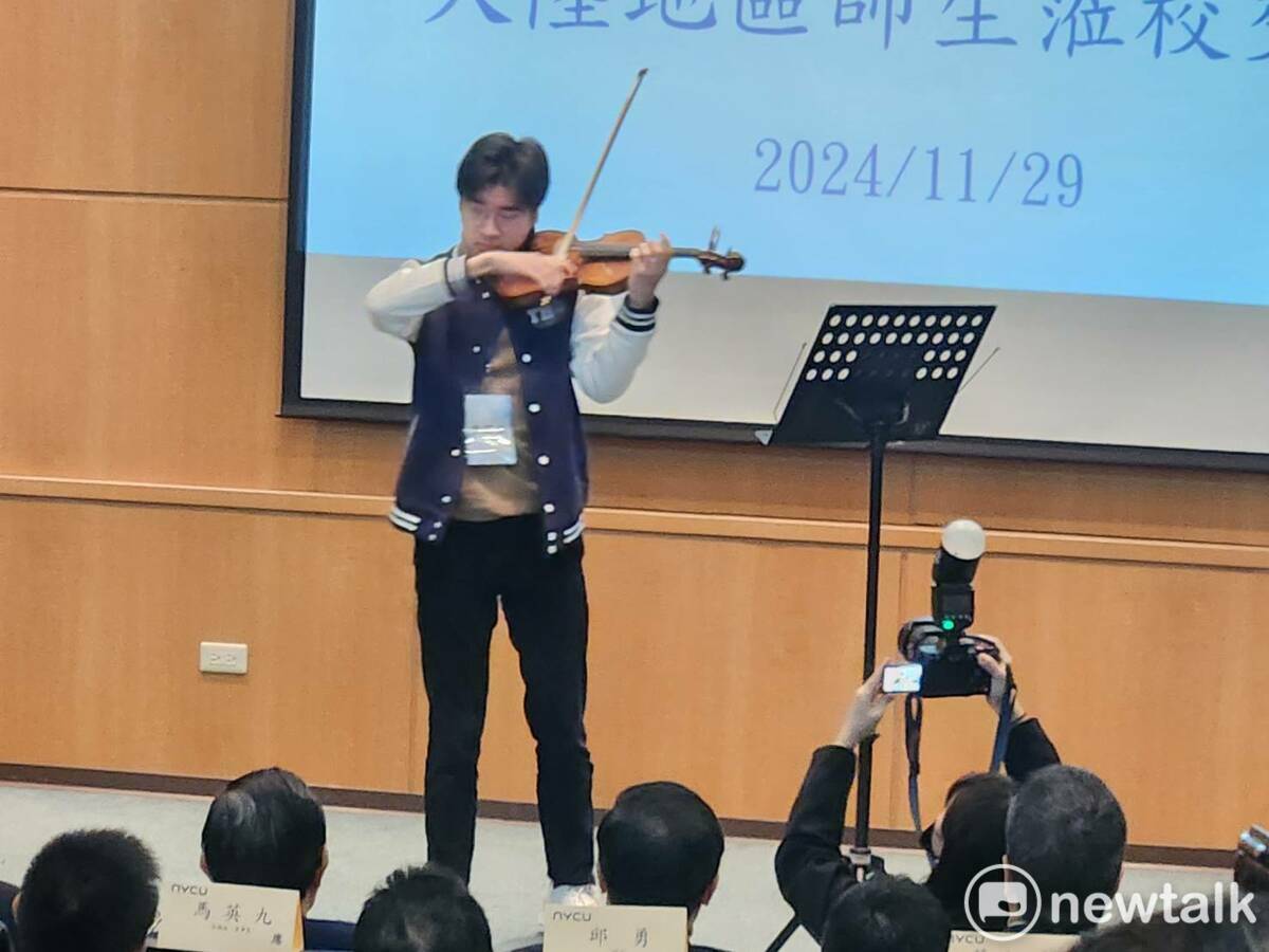 李澤森與陽明交通大學同學以小提琴演奏進行交流。 圖：黃建豪/攝