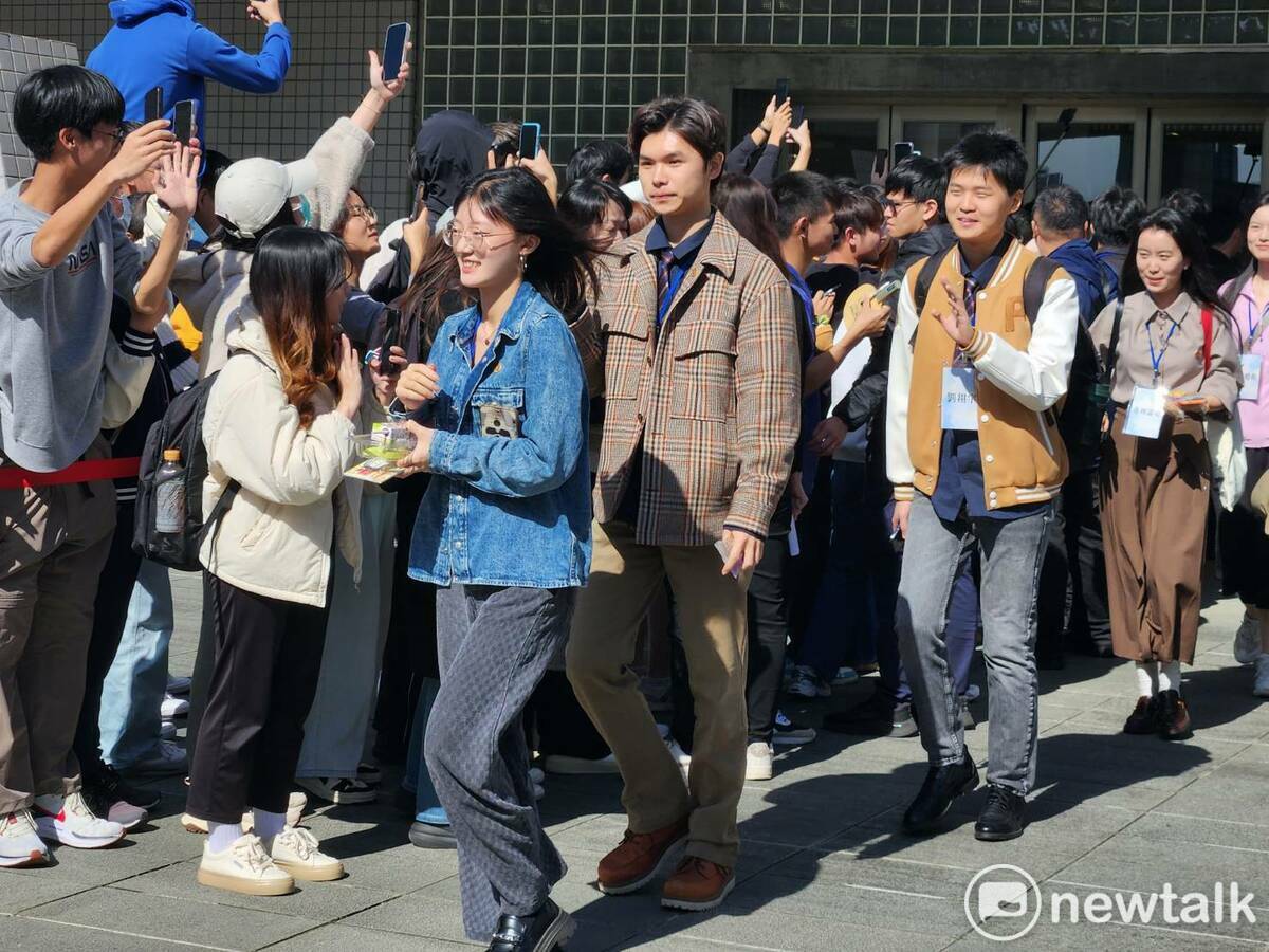 陸生團同學上午參訪陽明交通大學，受到民眾與學生熱烈歡迎。 圖：黃建豪/攝