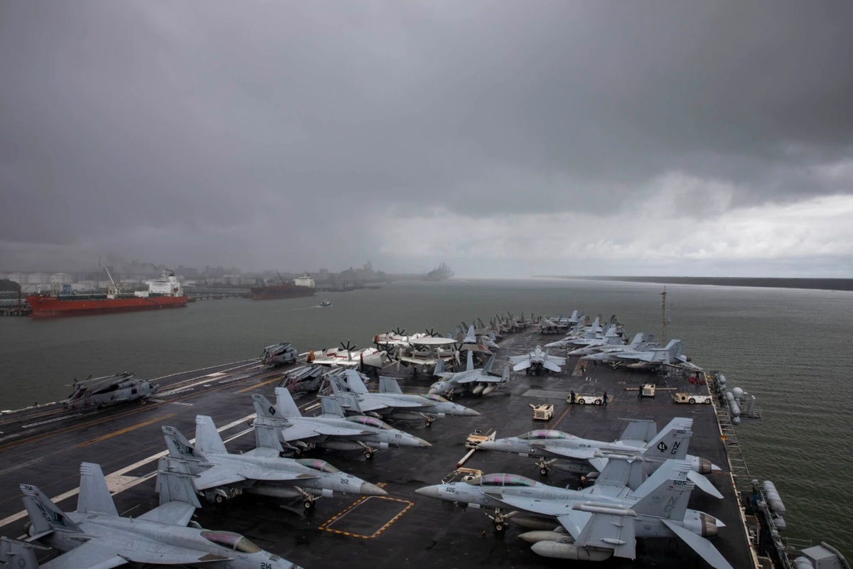 美國海軍航空母艦林肯號(CVN-72)，27日駛離馬來西亞巴生港。 圖：翻攝US Navy
