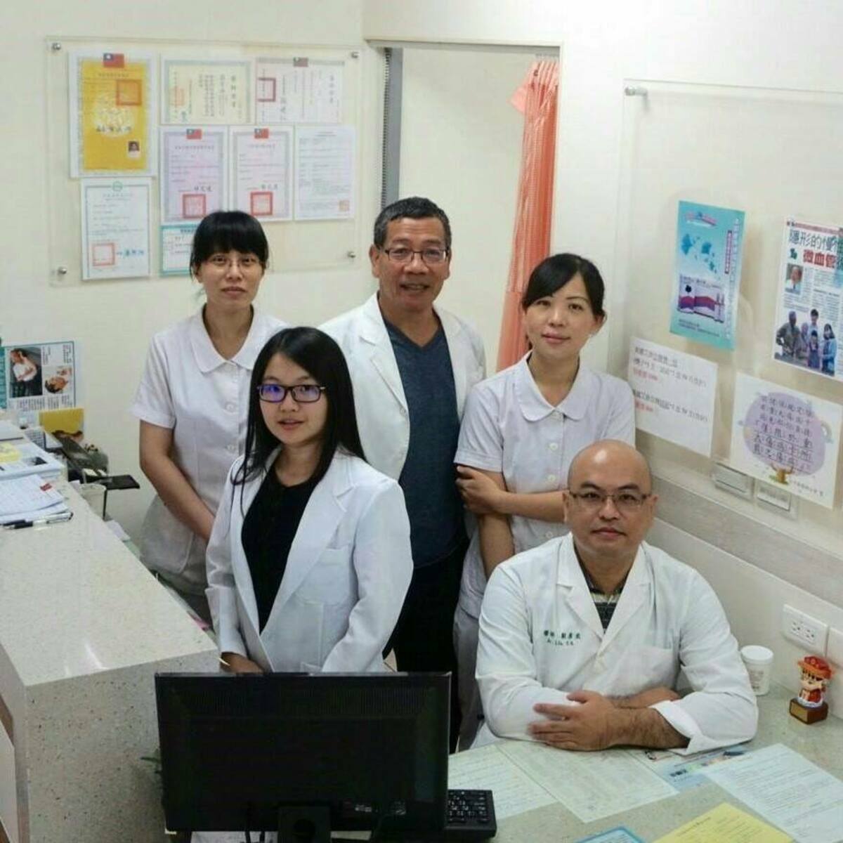 簡肇棟淡出政壇後重披白袍，今天凌晨因罹癌過世，享壽70歲。 圖：取自簡肇棟臉書