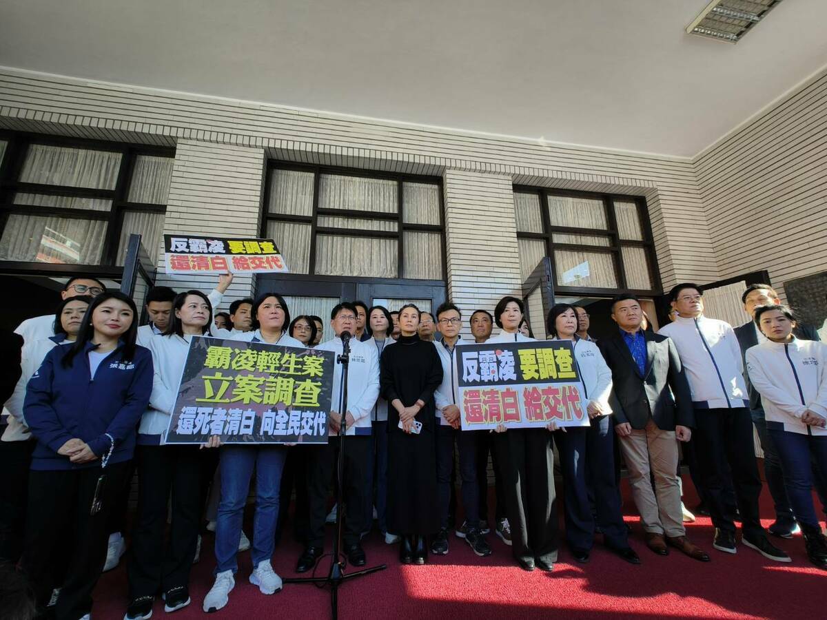國民黨團在議場外召開記者會，指控民進黨團杯葛議事，目的在繼續包庇謝宜容。 圖：國民黨立法院黨團/提供