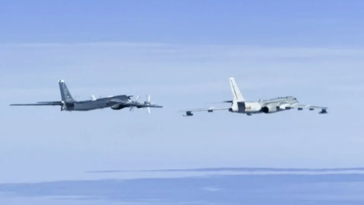 中國與俄羅斯29日宣布在日本海空域實施「第9次聯合空中戰略巡航」。圖為第8次聯合空中戰略巡航，俄羅斯Tu-95戰略轟炸機(左)與中國轟-6戰略轟炸機(右)在白令海海域並肩飛行。 圖：翻攝環球網