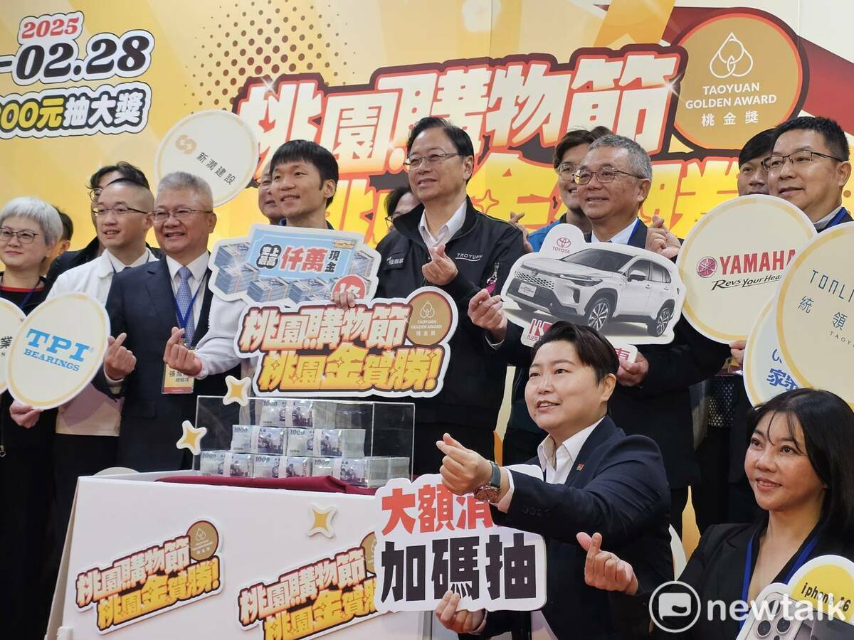 桃園購物節12/1登場，全台民眾可持在桃園消費單筆滿300元以上發票登錄，就有機會獲得最大獎「千萬現金」。 圖：林昀真／攝