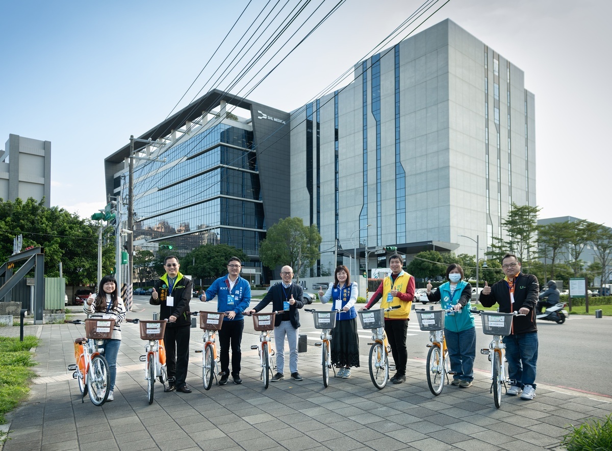 瑞健醫療捐贈桃園市兩座YouBike站點及32輛單車，響應低碳政策並回饋社區。 圖：瑞健醫療 ／ 提供