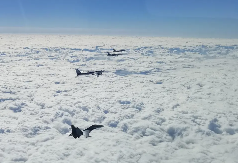 圖為參加此次巡航的中俄兩軍戰機編隊。 圖：翻攝自騰訊網