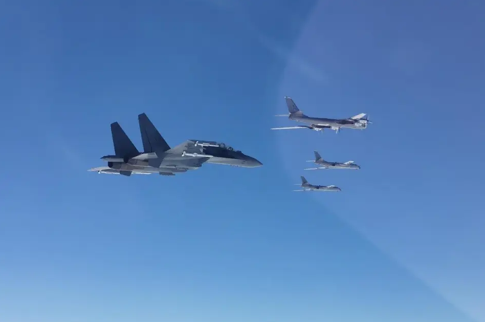 圖為參加此次巡航的中俄兩軍戰機編隊。 圖：翻攝自騰訊網