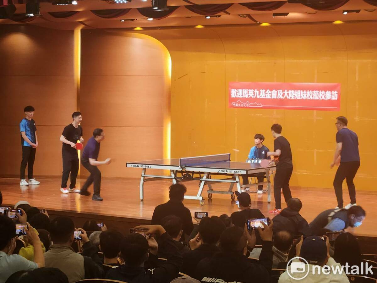 馬龍與文化大學校友代表進行表演賽。 圖：黃建豪/攝
