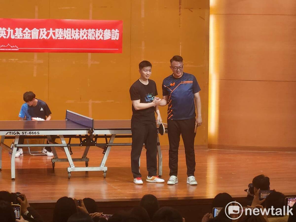 中國擁有六面奧運桌球金牌的馬龍來台交流，與我國一代桌球名將蔣澎龍切磋。 圖：黃建豪/攝