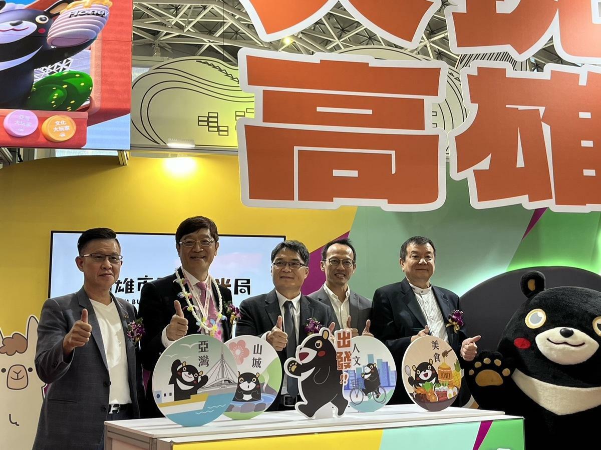 高雄市旅行公會理事長蔡宗佑(左一)與高雄市觀光局副局長孫春良(中)在高雄主題館合影。 圖：高雄市旅行公會提供