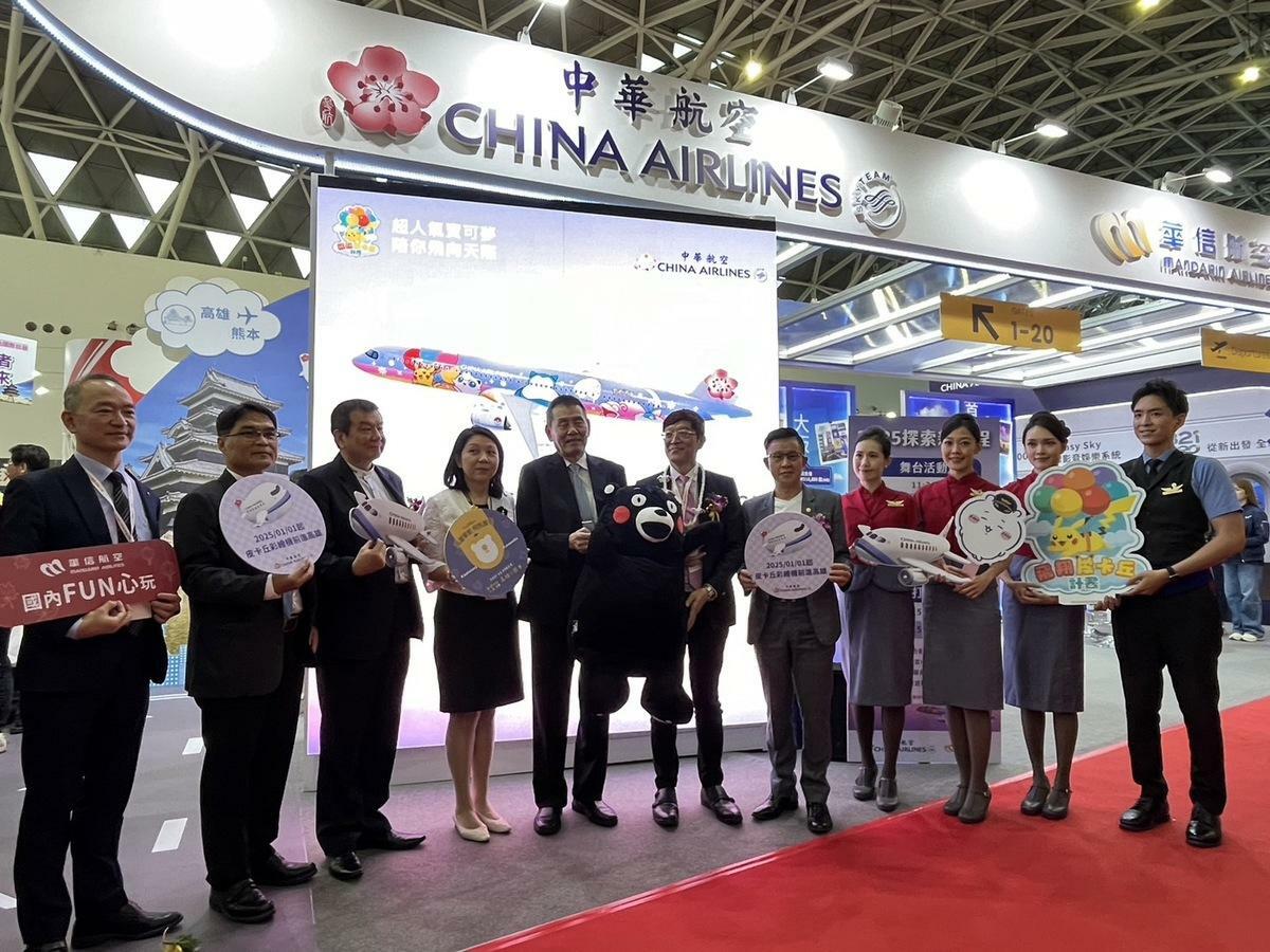 華航 2024 年高雄冬季旅展攤位，以超吸睛彩繪機圖案為主舞台設計。 圖：高雄市旅行公會提供