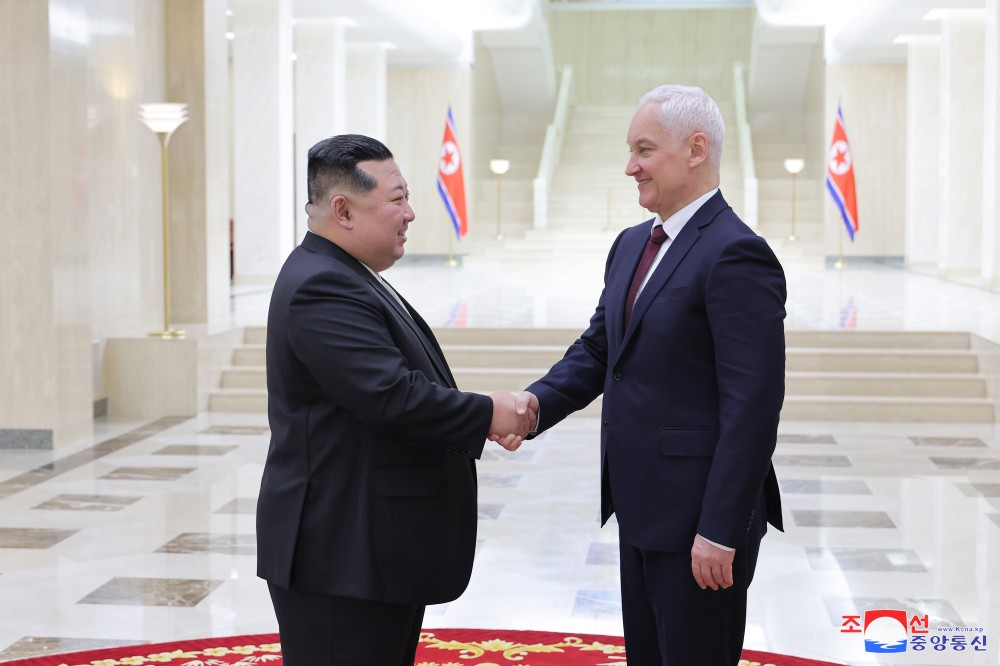 北韓領導人金正恩昨(29)日與俄羅斯國防部長貝洛索夫（Andrei Belousov）會面。 圖: 取自 朝中社