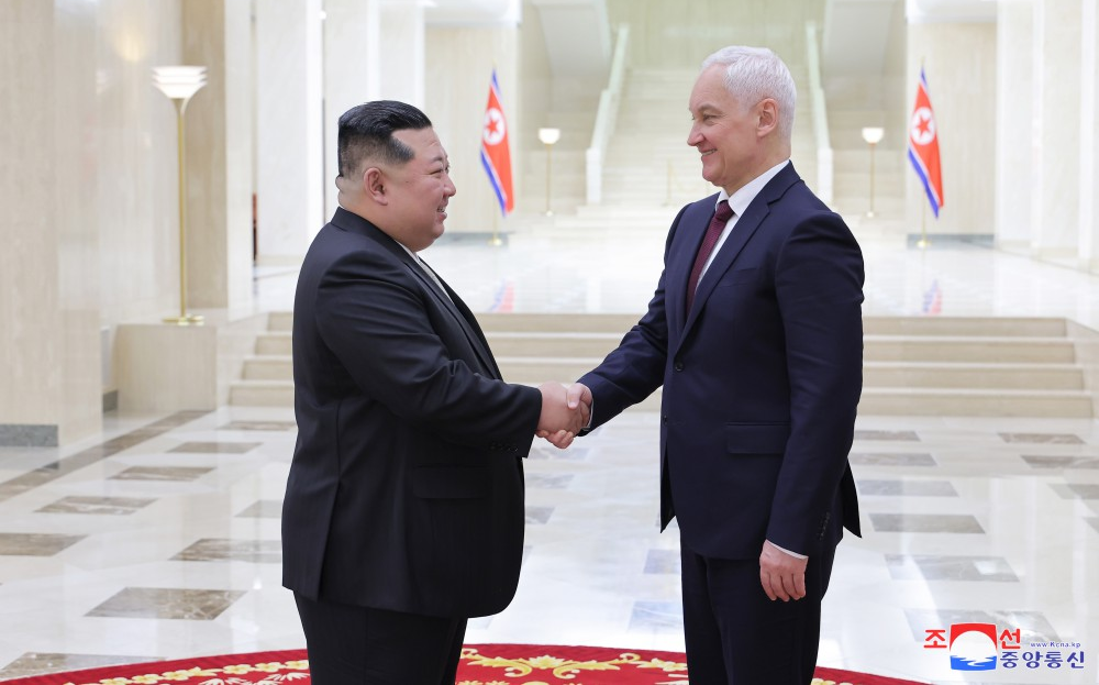 北韓領導人金正恩昨(29)日與俄羅斯國防部長貝洛索夫（Andrei Belousov）會面。 圖: 取自 朝中社