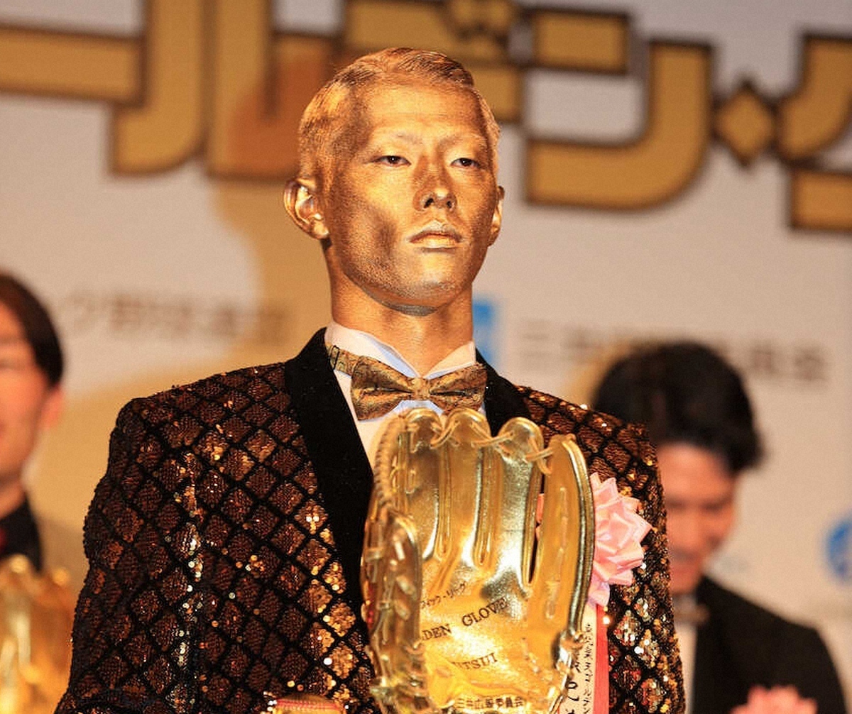 日職球星辰己涼介以一身小金人裝扮出席第53屆三井金手套獎，特殊裝扮成為全場焦點。 圖：翻攝自X / @livedoornews