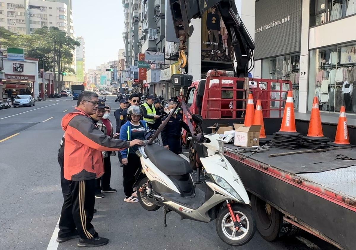 警方對未掛牌照微電車進行秤重，並移置保管。 圖：高市警交通大隊提供