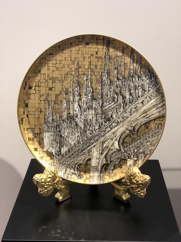 「米蘭之夢 二部曲」背景的金色棋盤中「亮金」與「霧金」穿插的效果，勻稱中帶有靈巧的變化層次，考驗著藝術家極大的耐心與毅力。巧奪天工地結合了義大利的傳統手工藝與藝術家本身的創意。 圖：黃博郎／攝