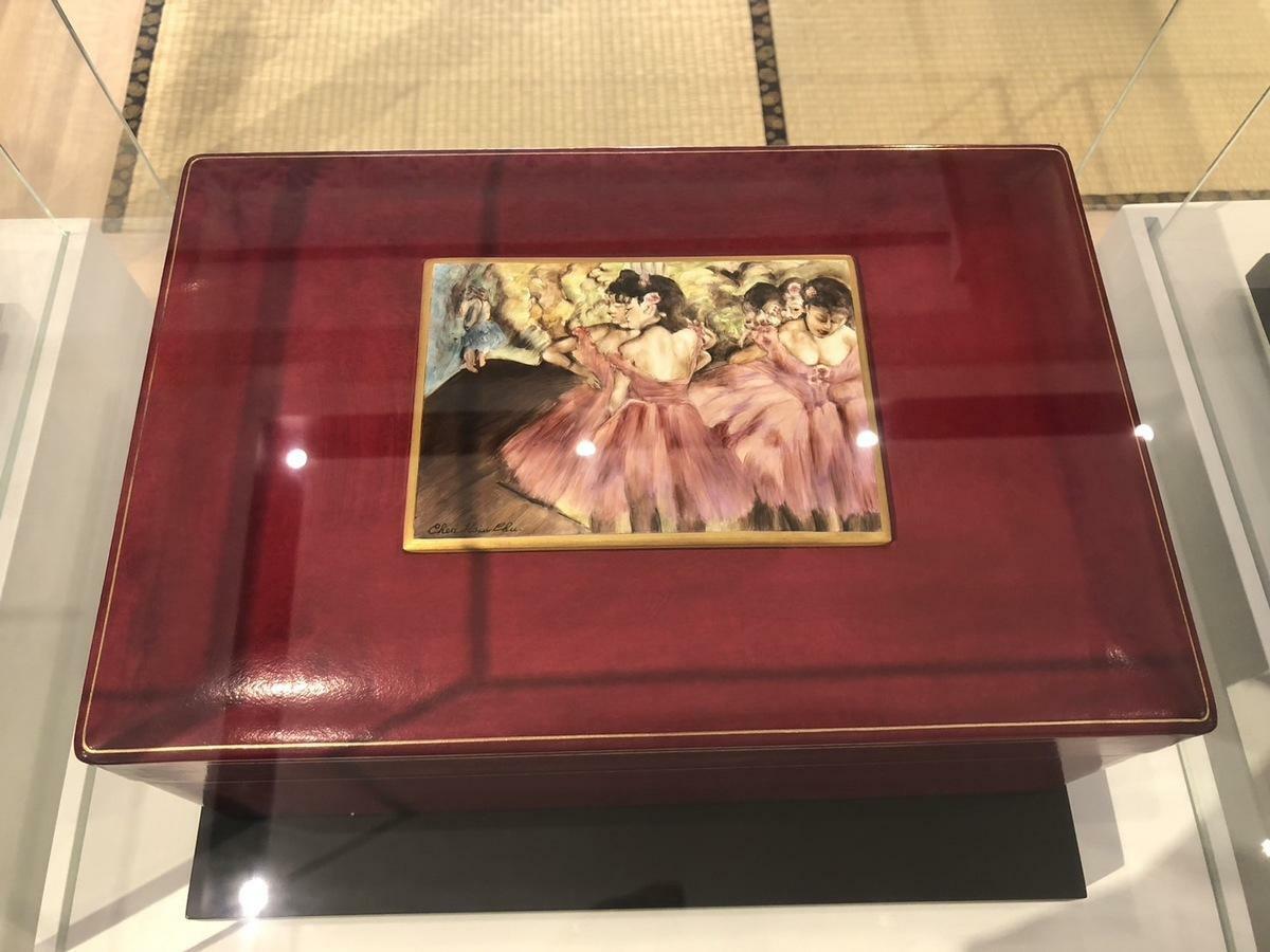 瓷畫珠寶盒是陳秀珠與皮革工藝師攜手，以匠心獨具的風格和完美精湛的手工藝，將瓷畫藝術與皮革工藝的靈魂做了完美結合。 圖：黃博郎／攝