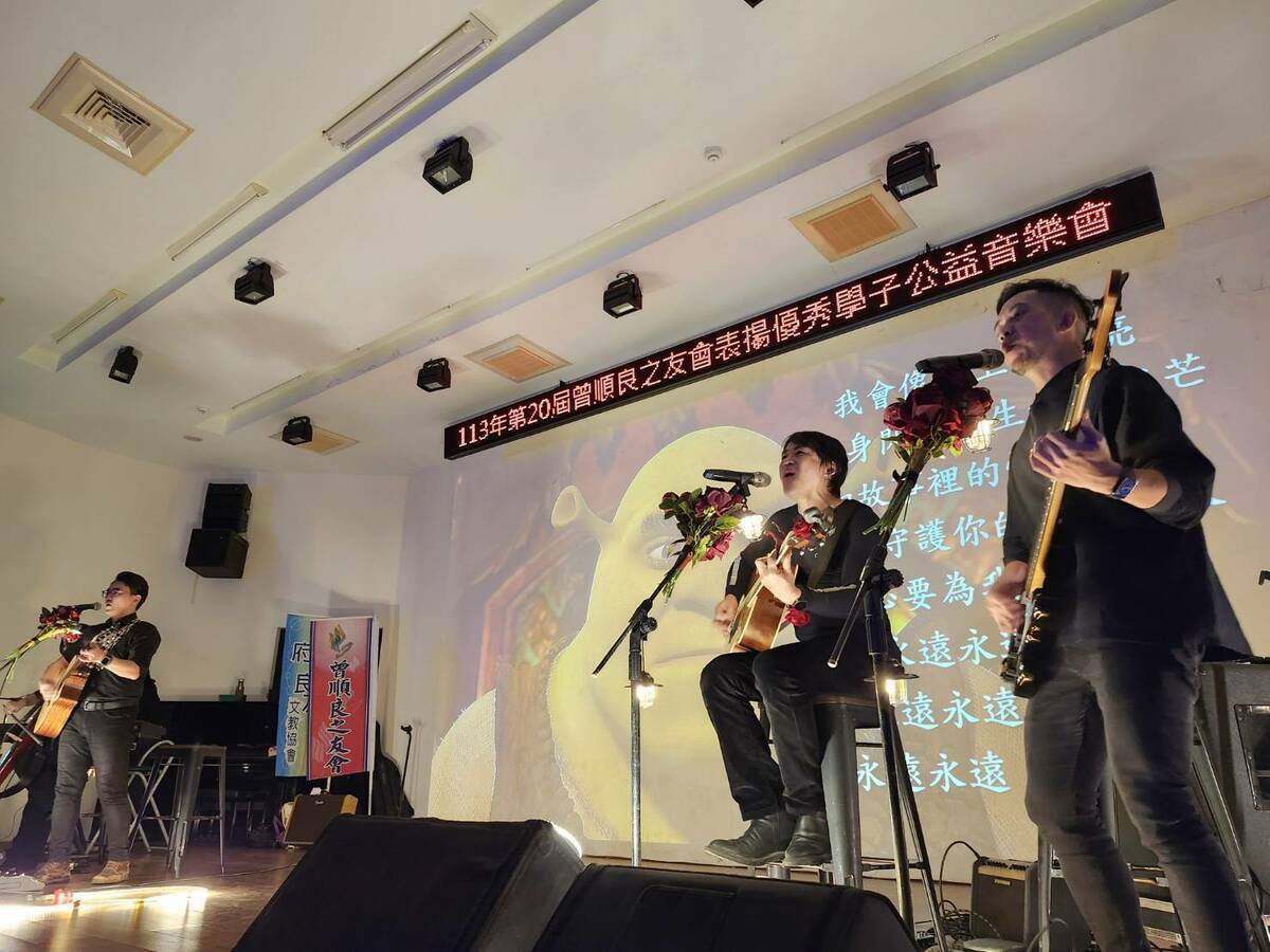 曾順良之友會第20屆愛在東區優秀特境學子表揚暨反毒反暴力反霸凌搖滾音樂會在後甲國中演藝廳舉行，今年結合音樂會與演講的形式，邀請「玫瑰墓樂團」表演，由台南市立醫院急診部部主任蘇世揚醫師擔任主唱，氣氛相當感人。 圖：黃博郎／攝