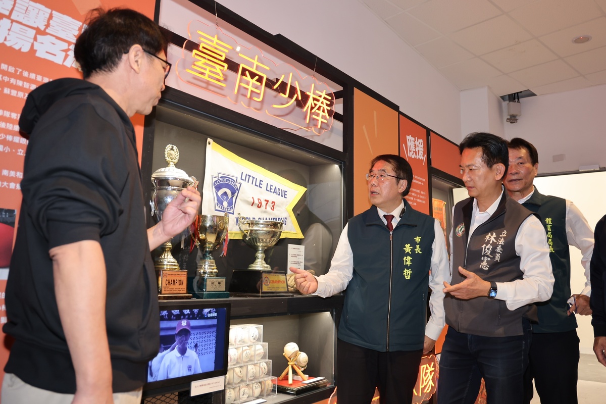 「應援！臺南棒球魂」臺南棒球歷史展在亞太國際棒球訓練中心成棒主球場盛大開展，臺南市長黃偉哲特與本屆世界棒球12強冠軍選手潘傑楷、邱智呈與教練林岳平、高志綱等人，共同邀請各地民眾參與這極具紀念意義的特別展覽。 圖：台南市政府／提供