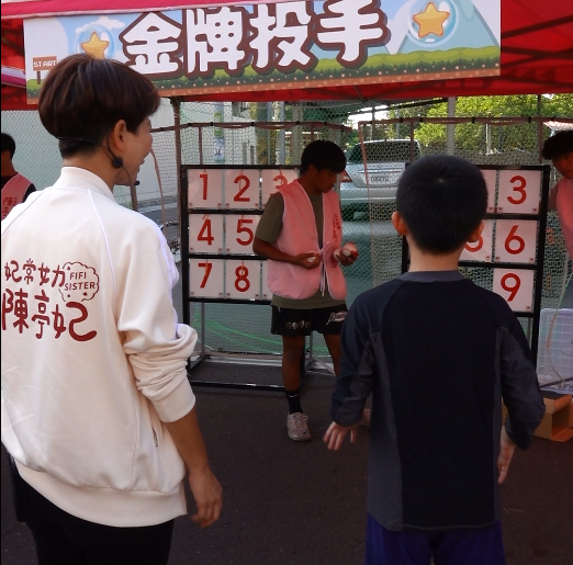 為迎接棒球熱潮，「妃妃姐姐陳亭妃親水萌樂園」升級為「妃妃姐姐陳亭妃動動萌樂園」，加入棒球、羽球、桌球、足球等運動元素，設置一系列運動闖關區，讓孩子們體驗變身世界強棒、金牌投手、冠軍守備員、台灣勇腳、連霸紀錄與奧運金牌的樂趣。 圖：陳亭妃服務處提供
