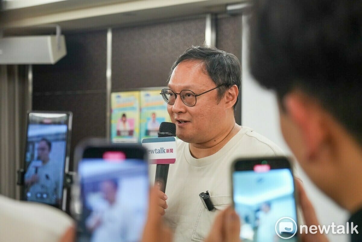台中市副市長鄭照新接受營隊學員提問。 圖：黃健凌/攝
