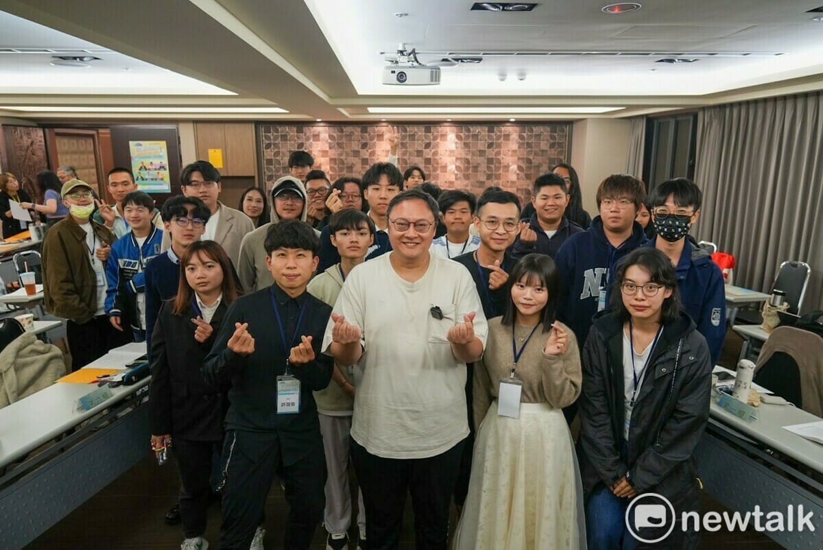 鄭照新與學員合影。 圖：黃健凌/攝
