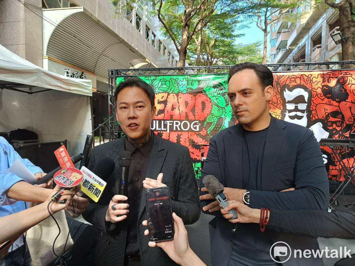 義大利的品牌經理Michele Augusto Sironi與野人理髮創辦人傅華偉共同說明經營理念。 圖：唐復年/攝