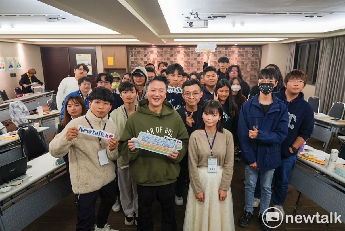 李正皓與營隊學員合影。 圖：黃健凌/攝