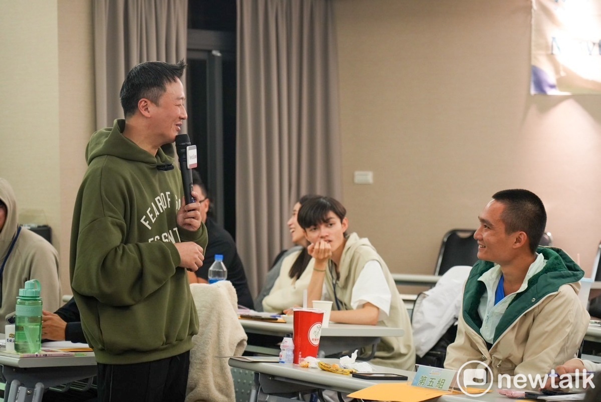 李正皓與營隊學員互動熱絡。 圖：黃健凌/攝