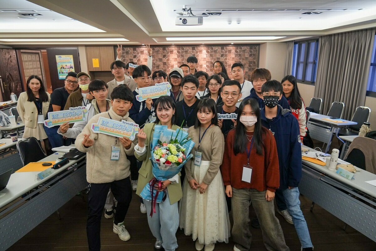 吳怡萱與學員合影。   圖：黃健凌/攝