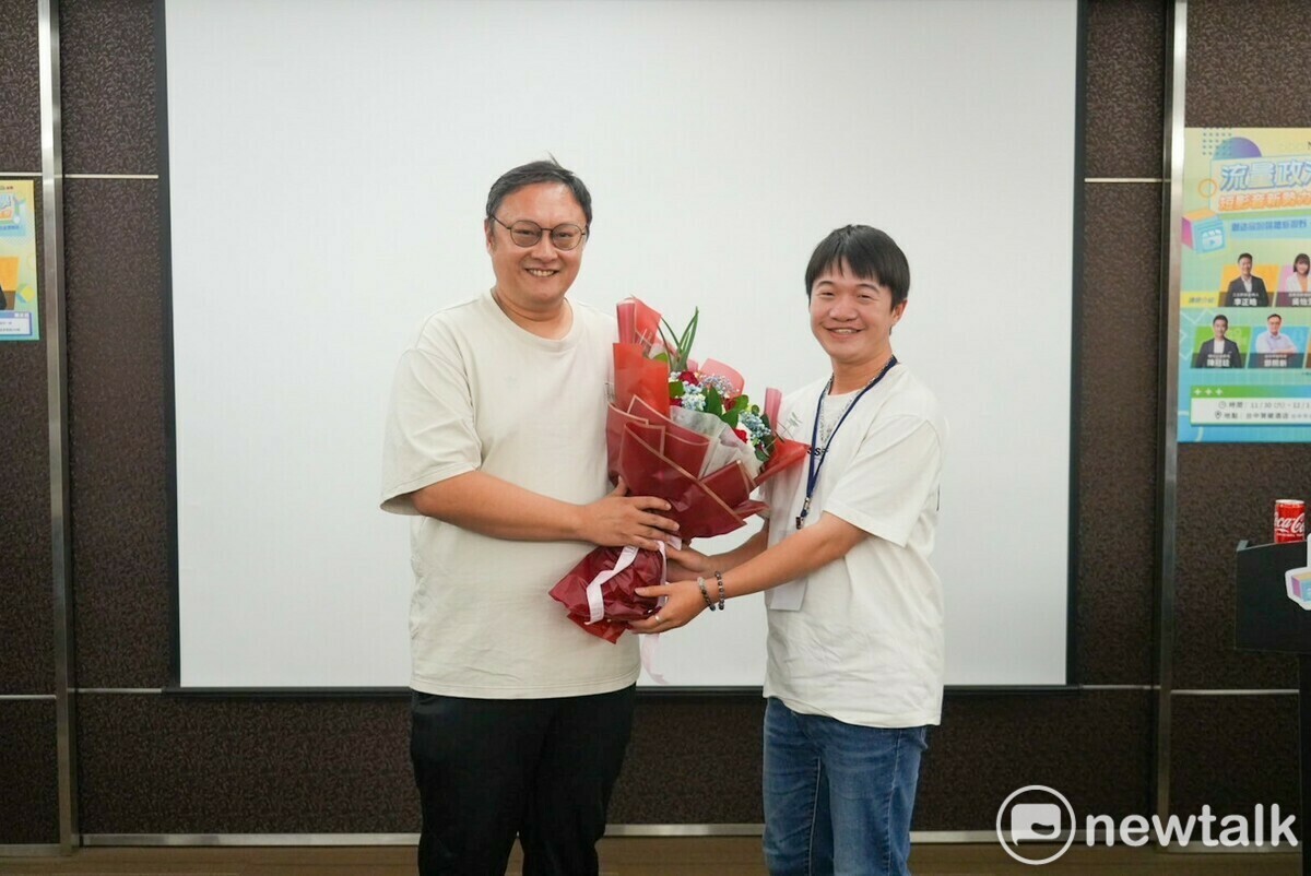 鄭照新接受學員獻花。 圖：黃健凌/攝