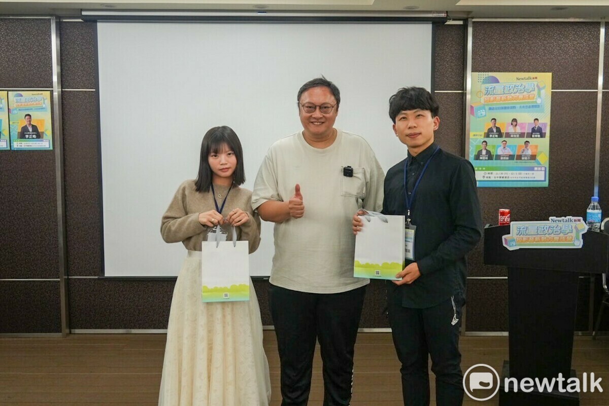 鄭照新代表台中市政府致贈學員市政宣導品。 圖：黃健凌/攝