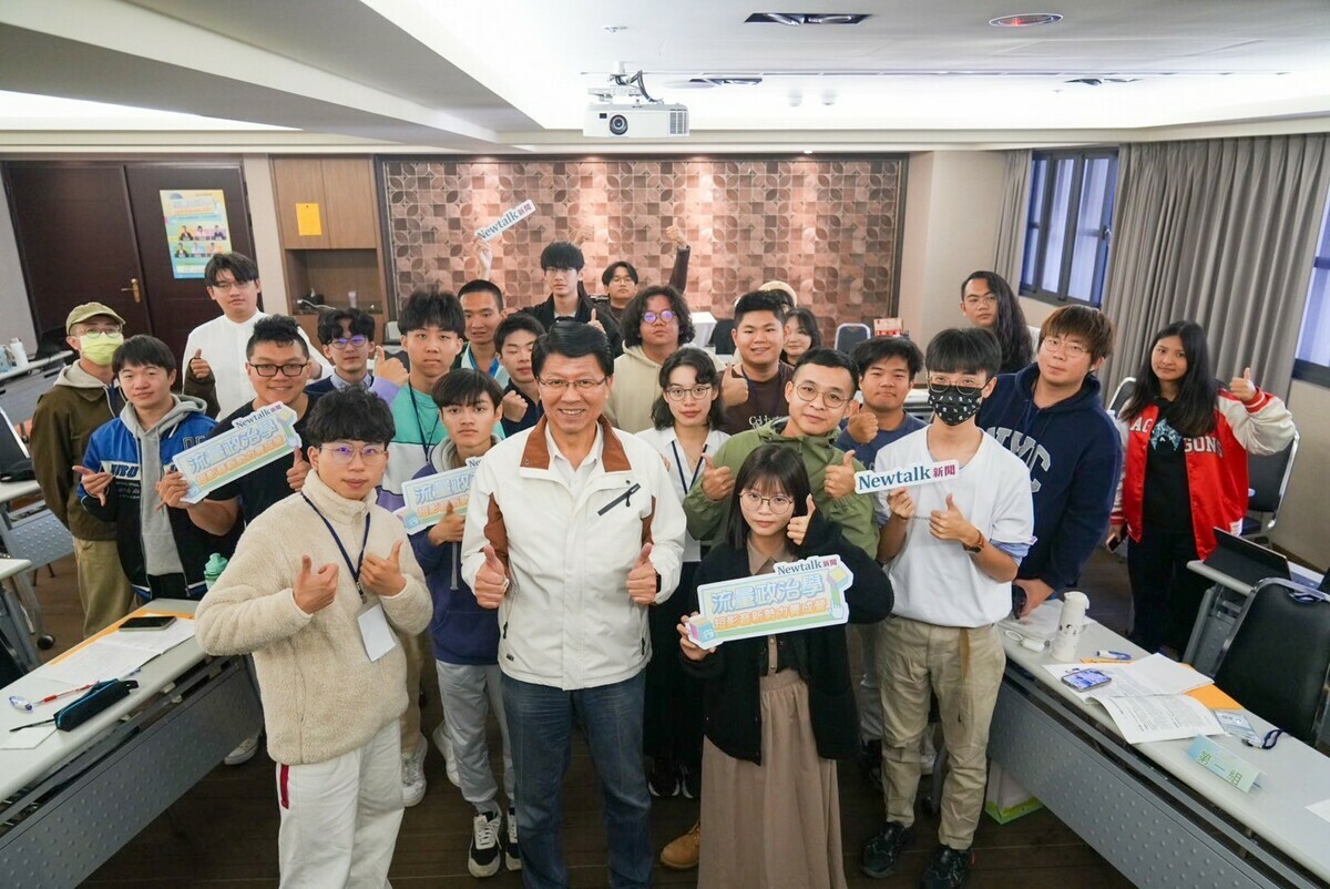 謝龍介與學員們合影。 圖：黃健凌/攝