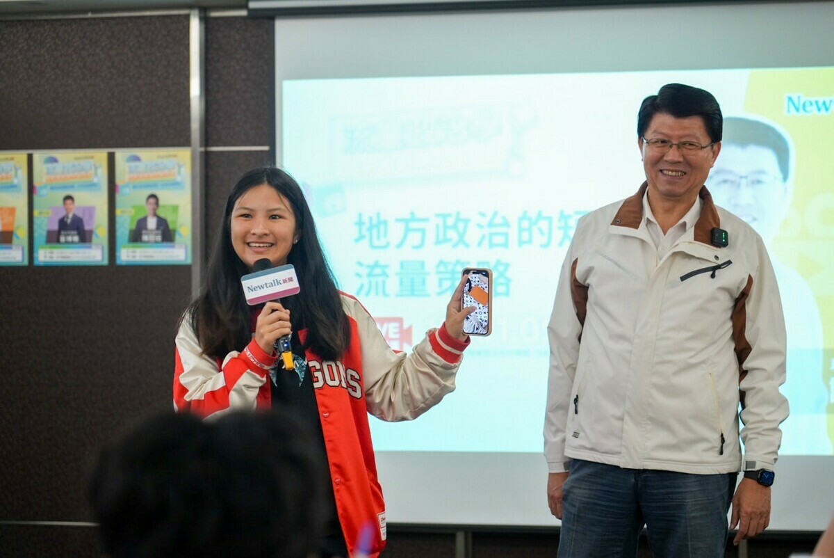謝龍介與學員們互動熱絡，還讓學員上台表演直播帶貨。 圖：黃健凌/攝