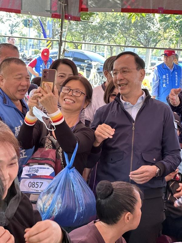國民黨主席朱立倫(前排右)出席國民黨台中市黨部慶祝130週年黨慶活動。 圖：國民黨 / 提供
