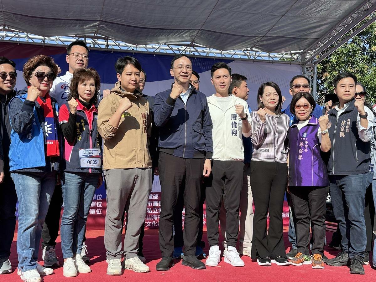 國民黨主席朱立倫(中)出席國民黨台中市黨部慶祝130週年黨慶活動。 圖：國民黨 / 提供